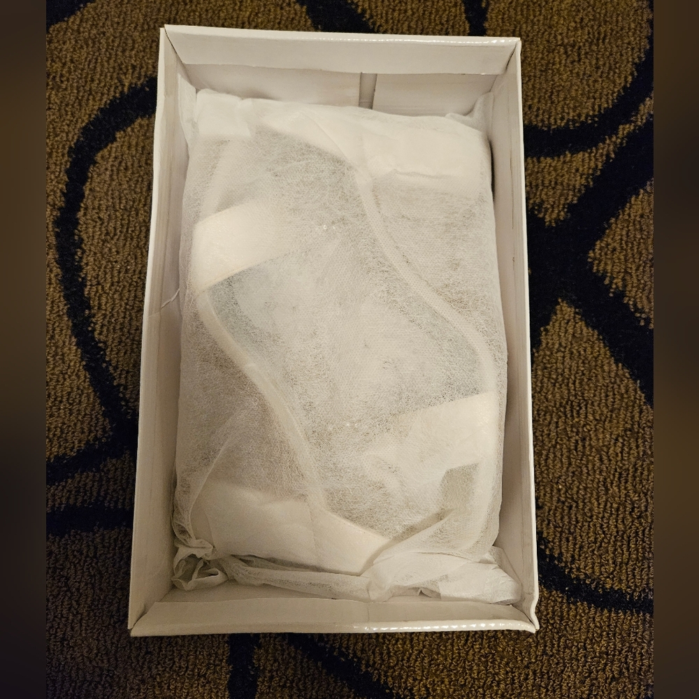 White satin shoes - Picture 6 of 6